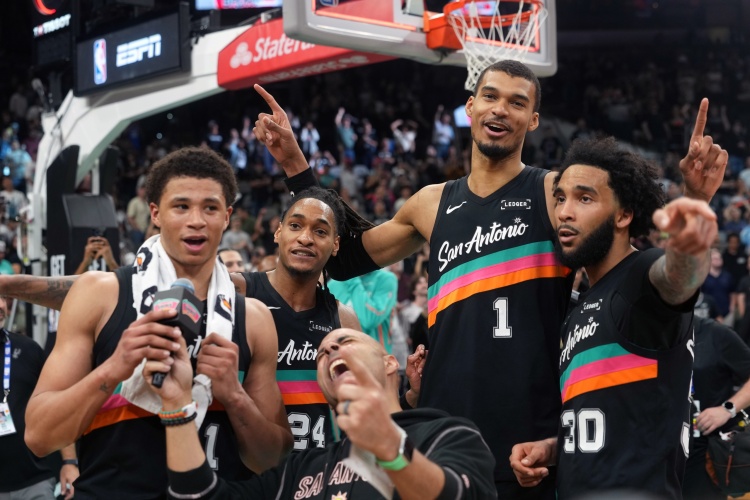 开云体育下载-霍里：马刺有8人场均得分上双 他们在打团队篮球